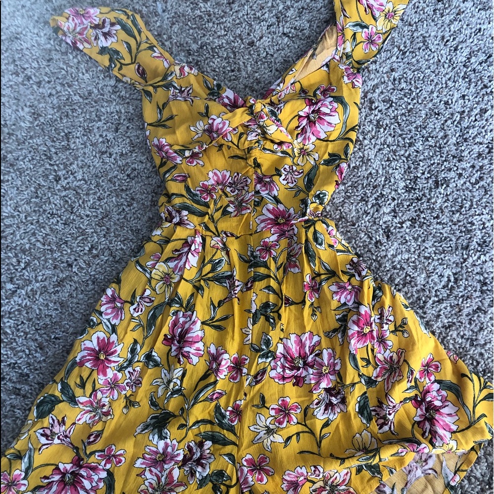 Floral Romper w/ Open back!